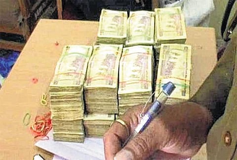 மத்தியப் பிரதேசத்தில் ரூ.3 கோடியுடன் தலைமறைவான வங்கி மேலாளர் போலீஸில் சரண்: 4 சாக்கு மூட்டைகளில் பணத்தை கொண்டுவந்தார்
