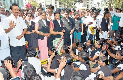 சட்டக் கல்லூரி மாணவர்கள் தொடர் போராட்டம்﻿: மு.க.ஸ்டாலின், ஈ.வி.கே.எஸ்.இளங்கோவன் நேரில் ஆதரவு