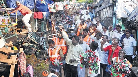 ஸ்ரீங்கம் இடைத்தேர்தல்﻿: விதிமுறைகளை மீறி வைக்கப்பட்ட கொடிகள், பேனர்கள் அகற்றம்﻿