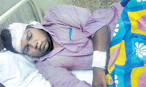 அரக்கோணம் ரயில் நிலையத்தில்﻿﻿ டிக்கெட் பரிசோதகருக்கு கத்திக் குத்து﻿﻿