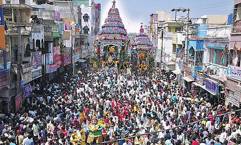 ஸ்ரீகாளஹஸ்தியில் தேரோட்டம்: திரளான பக்தர்கள் பங்கேற்பு