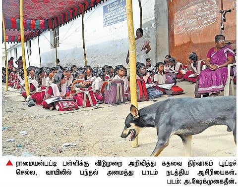 நெல்லை - பள்ளியை பூட்டினார் நிர்வாகி: வீதியில் வகுப்பு நடத்தினர் ஆசிரியர்கள்﻿