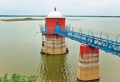 சென்னையின் நீராதார ஏரிகளில் குறையும் நீர்மட்டம்﻿: கோடையில் குடிநீர் தட்டுப்பாடு அபாயம்﻿ - கடல்நீரை குடிநீராக்கும் திட்டம் கை கொடுக்குமா?
