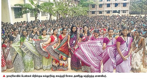 கோ-ஆப்டெக்ஸ் புதிய முயற்சி﻿: கைத்தறி நெசவை ஊக்குவிக்க சேலை கட்டி வந்த கல்லூரி மாணவிகள்﻿