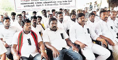 புதிய தமிழகம் நிர்வாகி கொலை எதிரொலி﻿: சடலத்தை வாங்க மறுத்து தொடர் போராட்டம் - திருவைகுண்டத்தில் 144 தடை உத்தரவு: பதற்றம் நீடிப்பு﻿
