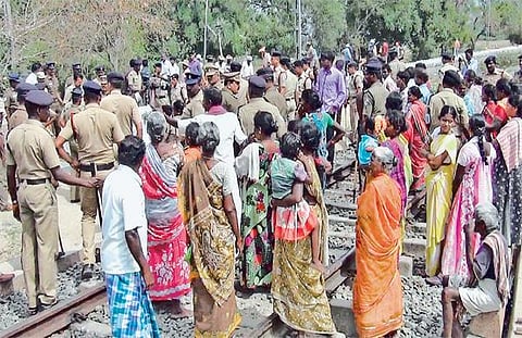 தண்டலம் கிராமத்துக்கு செல்ல﻿ சுரங்கப் பாதை அமைக்க கோரிக்கை﻿: மக்கள் ரயில் மறியலில் ஈடுபட முயற்சி﻿﻿