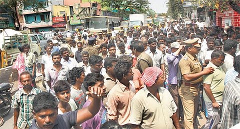 மீன் பிடிப்பதில் இரு தரப்பினர் மோதல்﻿: 500 மீனவர்கள் சாலை மறியல்﻿ - காசிமேட்டில் போக்குவரத்து பாதிப்பு﻿