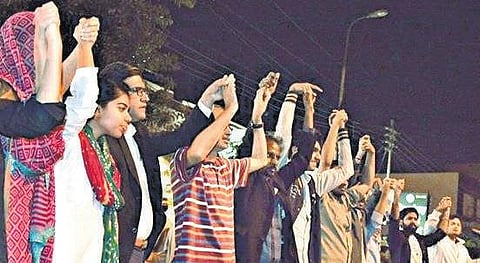 பாகிஸ்தானில் ஹோலி கொண்டாடிய﻿﻿ இந்துக்களின் பாதுகாப்புக்காக முஸ்லிம் மாணவர்கள் மனிதச் சங்கிலி﻿