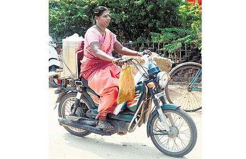 தேநீ(னீ)ர்ப் பெண்