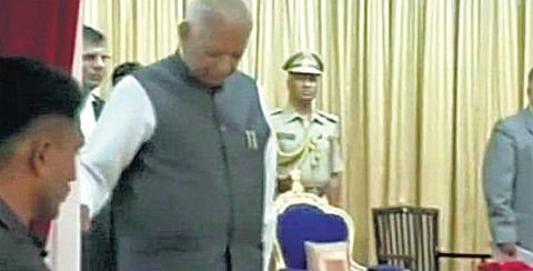 அரசு நிகழ்ச்சியில் தேசிய கீதம் இசைத்தபோது﻿ கர்நாடக ஆளுநர் வாஜுபாய் வாலா திடீர் வெளிநடப்பு
