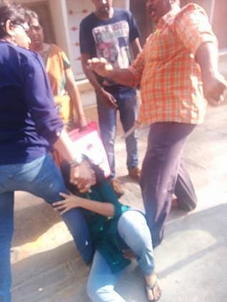 பெங்களூரில் தன் மகளை சாலையில் அடித்து உதைத்த மதுரை போலீஸ்