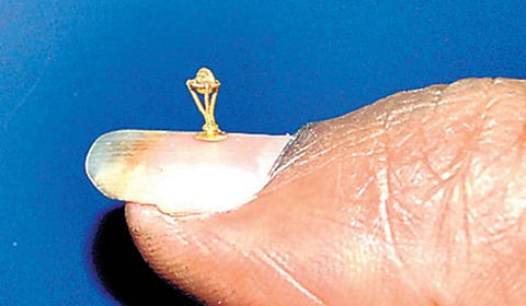 விழுப்புரம் பொற்கொல்லரின் கைவண்ணத்தில் உருவான தங்கக் கோப்பை﻿