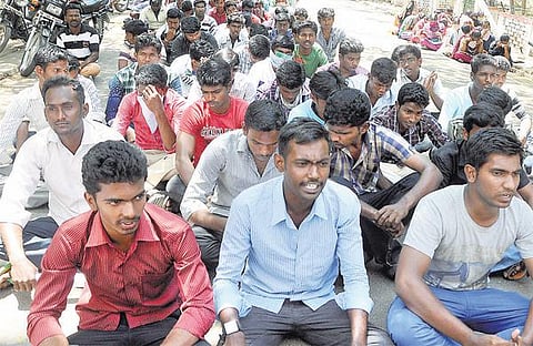 மாணவி தற்கொலைக்கு முயன்ற சம்பவத்தில் 2 பேராசிரியை உட்பட 4 பேர் மீது வழக்கு﻿: 2-வது நாளாக மாணவர்கள் போராட்டம்﻿