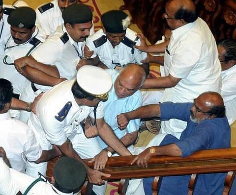 நிதியமைச்சர் கே.எம்.மாணி பட்ஜெட் தாக்கல் செய்ய எதிர்ப்பு﻿: கேரள சட்டப்பேரவையில் எதிர்க்கட்சி எம்எல்ஏக்கள் அமளி﻿ - வன்முறையில் மார்க்சிஸ்ட் தொண்டர் பலி﻿