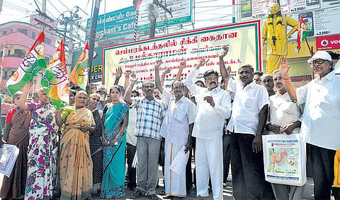 மாவட்டத் தலைவர்கள் நியமன விவகாரம்﻿: ஈ.வி.கே.எஸ்.இளங்கோவனுக்கு எதிராக காங்கிரஸார் ஆர்ப்பாட்டம்