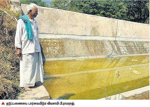 மேற்கு தொடர்ச்சி மலை அடிவாரப் பகுதியில் 400 தடுப்பணைகள் கட்டி விவசாயி சாதனை﻿