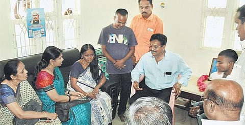 ஆளுங்கட்சியினர் மிரட்டலால் அதிகாரி பணிவிலகலா? - இறந்த பொறியாளர் குடும்பத்துக்கு கனிமொழி ஆறுதல்﻿