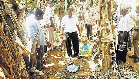 குளச்சல் மீனவ கிராமங்களில் பதற்றம்: காங்கிரஸ் நிர்வாகி வீடு அருகே 11 நாட்டு வெடிகுண்டுகள் சிக்கின - கோடிமுனை பகுதியை சேர்ந்த இருவரிடம் போலீஸ் விசாரணை﻿