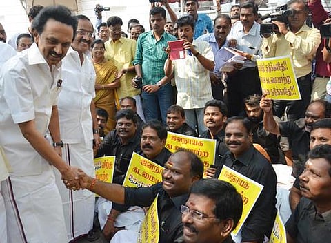 சட்டப்பேரவை வளாகத்தில் தேமுதிக எம்எல்ஏக்கள் அமைதி போராட்டம்: ஸ்டாலின் ஆதரவு