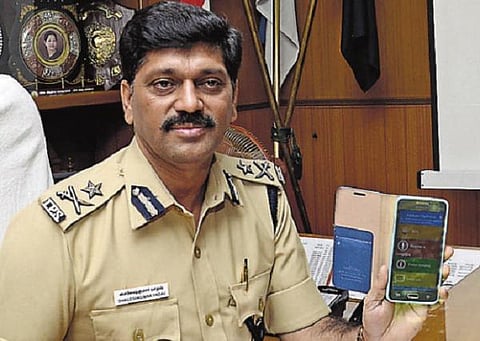 வாட்ஸ்அப், பேஸ்புக்கில் தீவிரம் காட்டும் மதுரை போலீஸ்