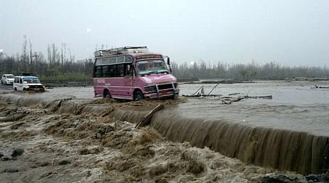 சிக்கிய பயணிகளை விமானம் மூலம் மீட்க காஷ்மீர் அரசு நடவடிக்கை