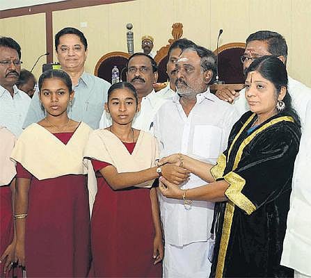 ஈரோடு மாநகராட்சி பள்ளி மாணவர்களுக்கு கைக்கடிகாரம்