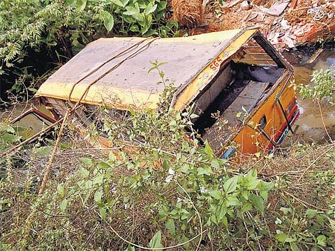 கடைசி நாளில் நடந்த சோகம்: கால்வாய்க்குள் பள்ளி வேன் கவிழ்ந்து மாணவன் உட்பட 3 பேர் பரிதாப பலி﻿ - 8 குழந்தைகள் படுகாயம்﻿