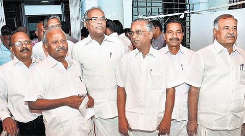 முக்கிய பிரச்சினைகள் குறித்து பேச அனுமதி மறுப்பு﻿﻿: சட்டப்பேரவையில் இருந்து எதிர்க்கட்சிகள் வெளிநடப்பு﻿