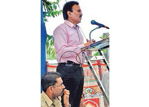 மகாராஷ்டிராவில் குழந்தைகள் நிகழ்ச்சிக்கு﻿﻿ துப்பாக்கியுடன் அமைச்சர் சென்றதை நியாயப்படுத்தும் சிவசேனா: முந்தைய அரசின் நிர்வாக சீர்கேடே காரணம் என குற்றச்சாட்டு﻿﻿