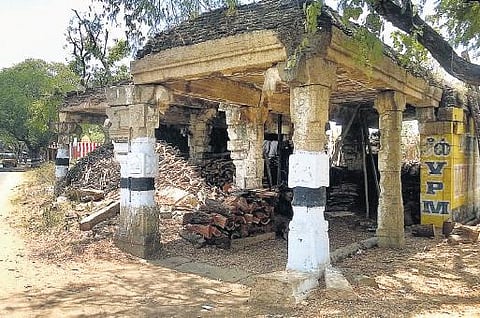 திருவில்லிபுத்தூர் அருகே சிதிலமடைந்து வரும்﻿ நாயக்கர் மணிமண்டபங்கள்: தொல்லியல் துறை மீட்டு புனரமைக்க வலியுறுத்தல்