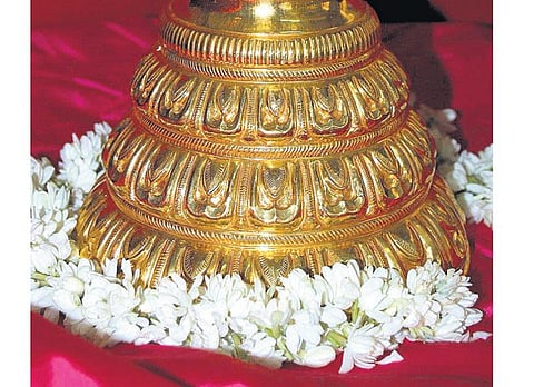 சடாரியில் இருக்கும்﻿ பாதங்கள் யாருடையவை?