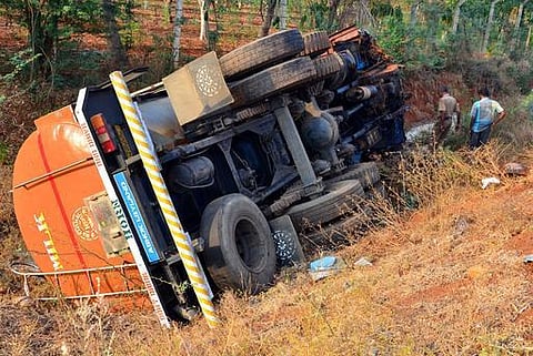 திண்டுக்கல் அருகே கோர விபத்து﻿ - கார் - லாரி பயங்கர மோதல்: பேராசிரியர்கள் உட்பட 9 பேர் பலி﻿
