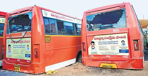 சென்னை கோயம்பேட்டில் 8 ஆந்திர பேருந்துகள் மீது தாக்குதல்: 2 பேர் கைது﻿