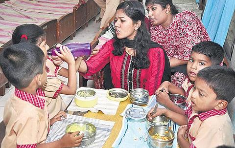 காலேஜில் படிக்கும் சுட்டிகள்﻿