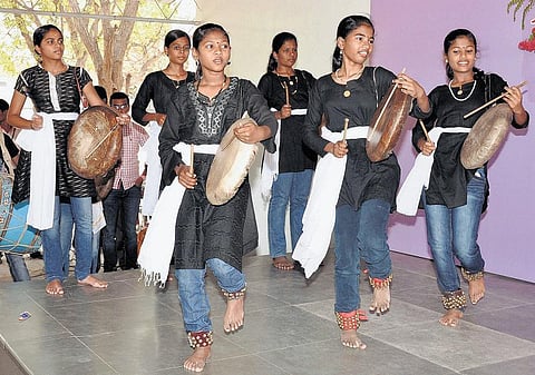 பறை இசைத்து  நிமிர்ந்து நில்﻿
