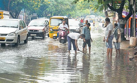 லேசான மழைக்கே கடும் போக்குவரத்து நெரிசல்﻿: சென்னையில் 10 முக்கிய சாலைகளை அகலப்படுத்தும் திட்டம் என்ன ஆனது?﻿- மாநகராட்சி விளக்கம்﻿