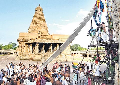தஞ்சை பெரிய கோயிலில் 100 ஆண்டுகளுக்குப் பிறகு ஏப்.29-ல் தேரோட்டம்: சித்திரைப் பெருவிழா கொடியேற்றத்துடன் தொடங்கியது﻿