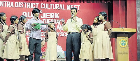 விளையாட்டுப் பொருட்களின் உதவியுடன் பள்ளி மாணவர்களுக்கு அறிவியல் செயல்விளக்கம்﻿: புதுமையான முயற்சிக்காக தேசிய விருது பெற்ற அரசுக் கல்லூரி முதல்வர்