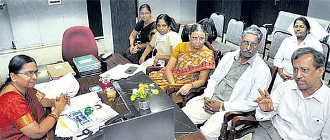 7 பச்சிளம் குழந்தைகள் உயிரிழந்த சம்பவம்: பெற்றோருக்கு விழிப்புணர்வு இல்லை - கிராமப்புற சுகாதார திட்ட ஒருங்கிணைப்பாளர் கருத்து﻿
