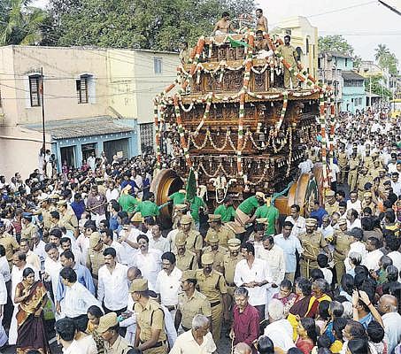 தஞ்சை பெரிய கோயில் புதிய தேர் வெள்ளோட்டம்﻿: திரளான பக்தர்கள் வடம்பிடித்து இழுத்தனர்