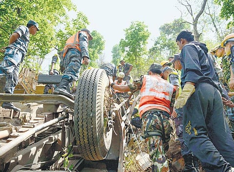 பசுபதிநாத் கோயிலுக்கு சென்று திரும்பியபோது சோகம்﻿: நேபாளத்தில் பஸ் கவிழ்ந்து 17 இந்தியர்கள் பலி﻿- பிரதமர் நரேந்திர மோடி இரங்கல்﻿
