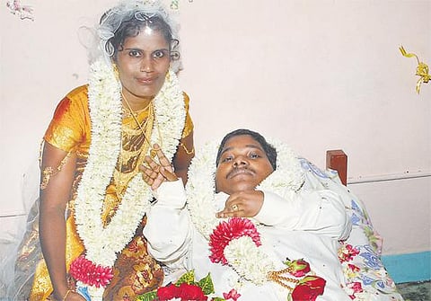 20 ஆண்டுகளாக படுக்கையில் இருப்பவரை காதலித்து மணந்த புதுமைப்பெண்﻿