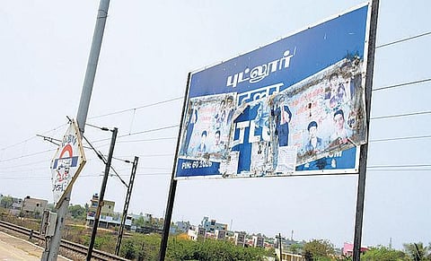 புறநகர் ரயில் நிலையங்கள்﻿: சுவரொட்டிகளால் அலங்கோலமாகும் அவலம்﻿