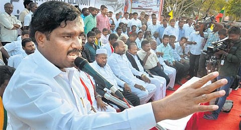 20 தமிழர்கள் சுட்டுக் கொல்லப்பட்ட விவகாரத்தில் நீதி விசாரணை கோரி ஆளுநரிடம் மனு: ஆந்திர அரசைக் கண்டித்து சென்னையில் பல்வேறு கட்சிகள் பேரணி