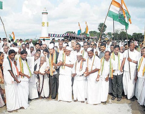 வேதாரண்யம் அருகே அகஸ்தியம்பள்ளியில்﻿ உப்பு சத்தியாகிரக நினைவு நிகழ்ச்சி﻿: உப்பளத்தில் உப்பு அள்ளி அஞ்சலி﻿