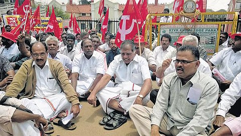 நெடுஞ்சாலை பராமரிப்பில் முறைகேடு புகார்﻿: உதகையில் மார்க்சிஸ்ட் கட்சியினர் தர்ணா