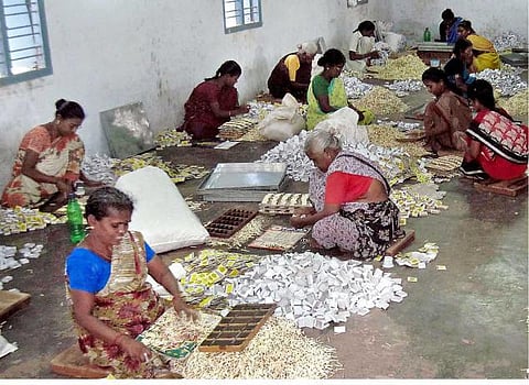 சிறு தொழில் பட்டியலிலிருந்து நீக்கம்﻿ - தீப்பெட்டித் தொழிலின் எதிர்காலம் கேள்விக்குறி: உற்பத்தியாளர்கள் அச்சம்﻿