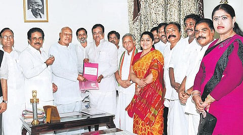 தமிழக அரசைக் கண்டித்து சென்னையில் பேரணி﻿: ஊழல் புகாரை ஆளுநரிடம் அளித்தது காங்கிரஸ்﻿
