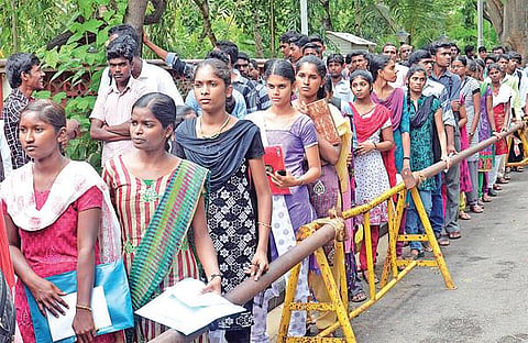 பொறியியல் படிப்புக்கு நாளை முதல் விண்ணப்பம்﻿: தமிழகம் முழுவதும் 60 மையங்களில் கிடைக்கும்