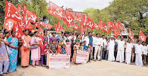 கார் உதிரிபாகம் தயாரிப்பு ஆலை நிர்வாகத்தைக் கண்டித்து﻿ கோட்டாட்சியர் அலுவலகம் முன் தொழிலாளர்கள் குடும்பத்தினருடன் ஆர்ப்பாட்டம்﻿